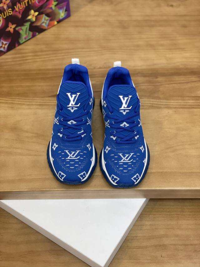 售 价: 商品商标：Lv* 路易威登* 低帮运动鞋 正码码数: 38-44 可订做45.46. 商品材料：鞋面进口透气飞织，透气内里，原版生胶半透明组合大底。